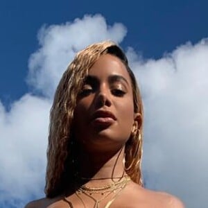 Anitta usou tapa-seios na gravação de novo clipe. Cantora também apostou em fios superlongos e cacheados