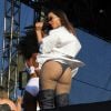 Anitta une hot pants com meia arrastão