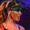 Anitta elege viseira transparente para show