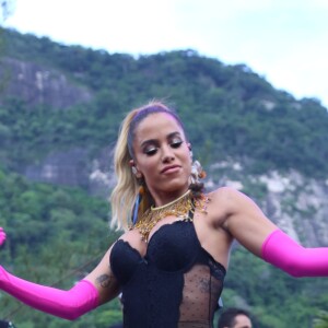Anitta usa look de clipe ao fazer show de Carnaval