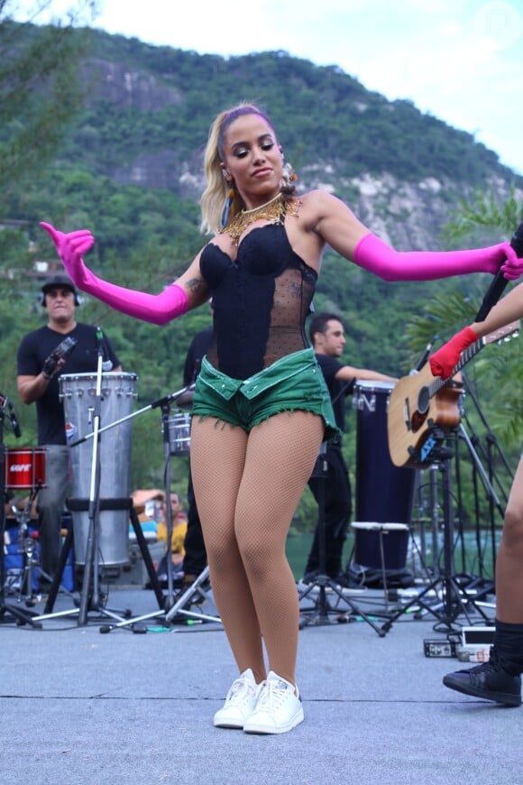 Anitta usa look de clipe ao fazer show de Carnaval