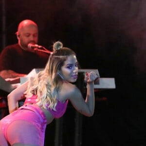 Anitta elege look pink para show