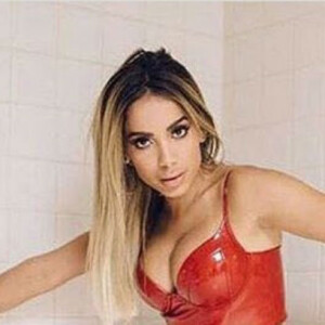 Anitta usou look all red de vinil e esbanjou sensualidade em foto