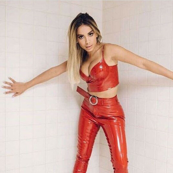 Anitta usou look all red de vinil e esbanjou sensualidade em foto
