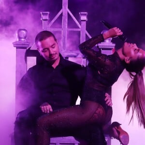 Anitta faz nova performance sensual com J Balvin em premiação internacional