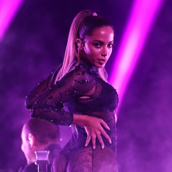 Veja 100 fotos que comprovam a sensualidade de Anitta