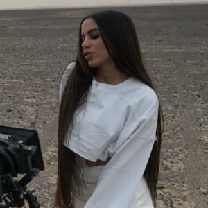 Anitta faz pose sensual no deserto durante gravação do clipe 'Sua Cara'