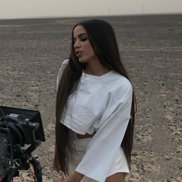 Anitta faz pose sensual no deserto durante gravação do clipe 'Sua Cara'