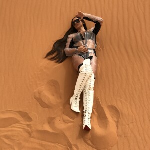 Anitta usou look com transparência, botas over the knee e cabelos superlongos no clipe 'Sua Cara'