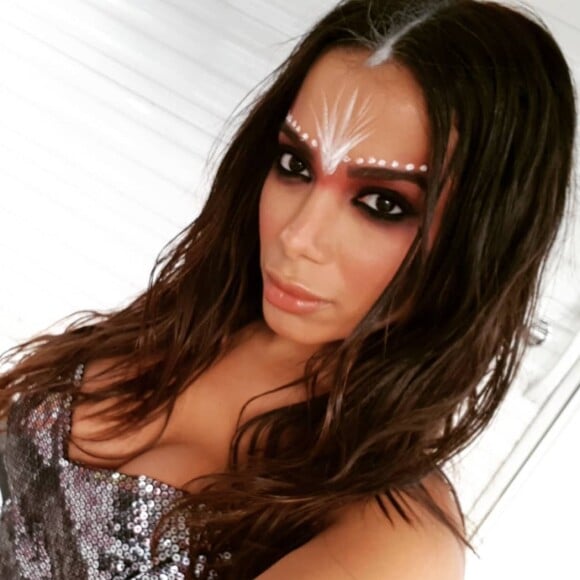 Anitta aposta em make colorida para gravar o clipe 'Machika'