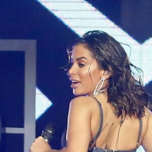 Anitta ousa com produção total jeans ao se apresentar em premiação do Multishow