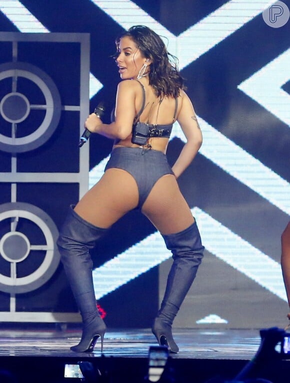 Anitta ousa com produção total jeans ao se apresentar em premiação do Multishow