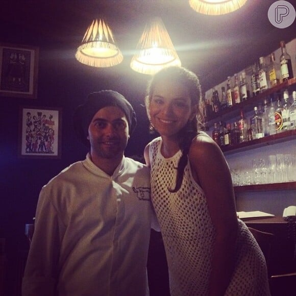 Bruna Marquezine posa com o chef Maurício do restaurante da pousada Teju-Açu
