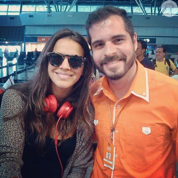 Bruna Marquezine posa com fã no aeroporto de Recife