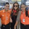 Bruna Marquezine posa com funcionários no aeroporto de Recife