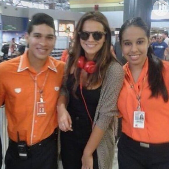 Bruna Marquezine posa com funcionários no aeroporto de Recife