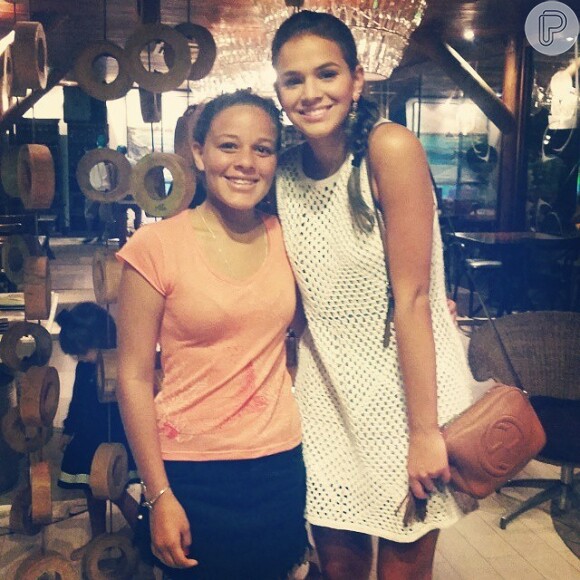 Bruna Marquezine chega em Fernando de Noronha e janta no restaurante da pousada Teju-Açu (23 de setembro de 2014)