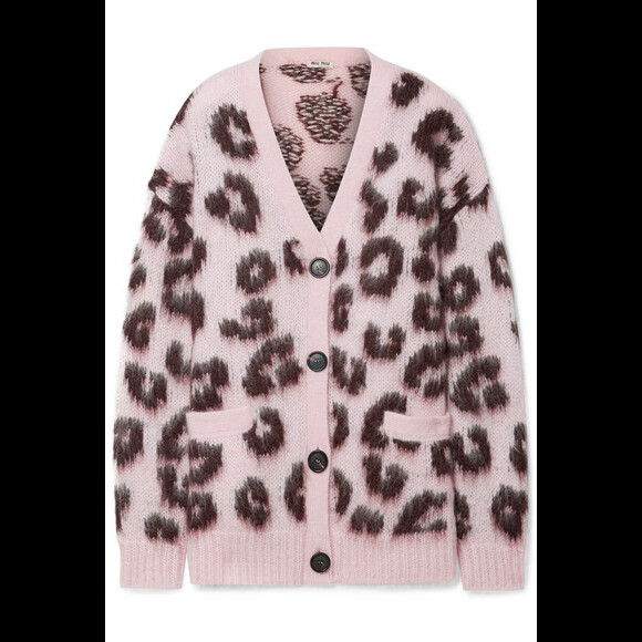 Bruna Marquezine escolheu um casaco com animal print oversized de R$ 6,2 mil