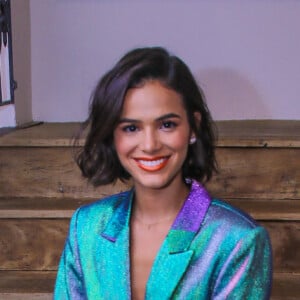 Bruna Marquezine escolheu uma produção cheia de estilo para evento anterior em São Paulo