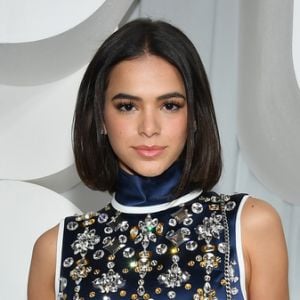 Miu Miu girl! Marquezine usa casaco, choker e clutch da marca em look. Fotos!