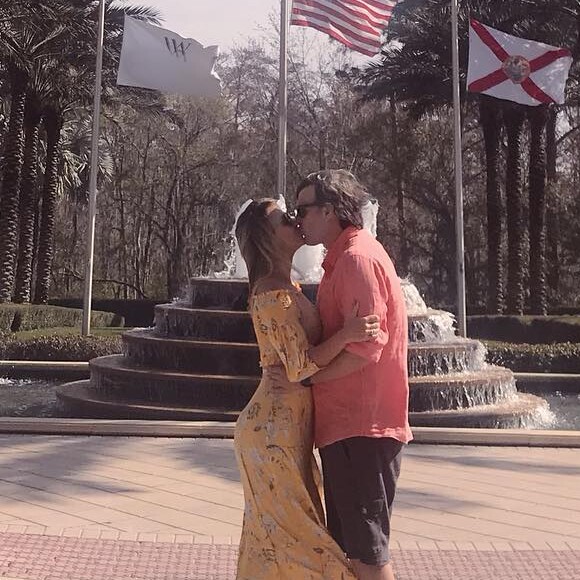 Eliana contou que ela e o marido, Adriano Ricco, foram surpreendidos com as diversas fotos do casal