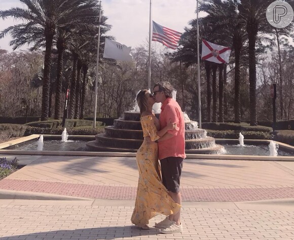 Viagem romântica! Eliana beija o noivo, Adriano Ricco, em série de fotos neste sábado, dia 09 de fevereiro de 2019