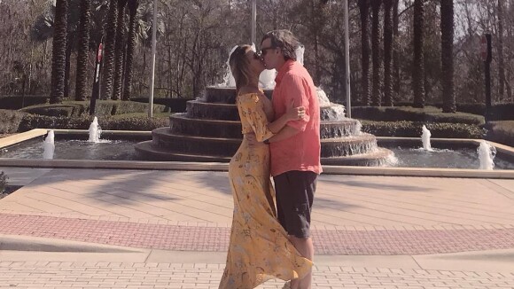 Viagem romântica! Eliana beija o noivo, Adriano Ricco, em fotos: 'Nossos dias'