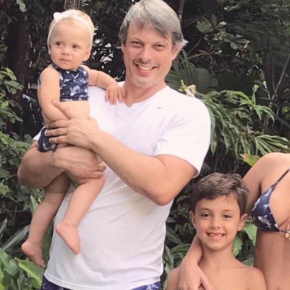 Eliana e o noivo, Adriano Ricco, são fãs de looks combinando em família