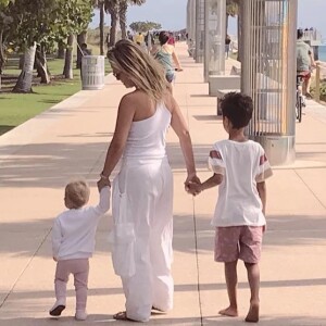 Viagem romântica! Eliana beija o noivo, Adriano Ricco, em fotos: 'Nossos dias'