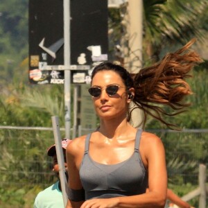 Patricia Poeta faz caminhada na orla do Rio de Janeiro
