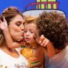 Rafa Brites e Felipe Andreoli encheram de beijos o filho, Rocco, durante a festa de aniversário do menino