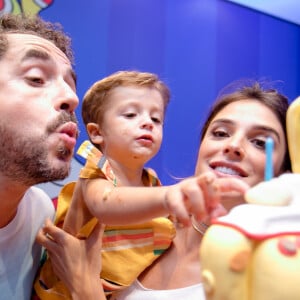 Rocco, filho de Rafa Brites e Felipe Andreoli, se encantou com bolo de sua festa de 2 anos