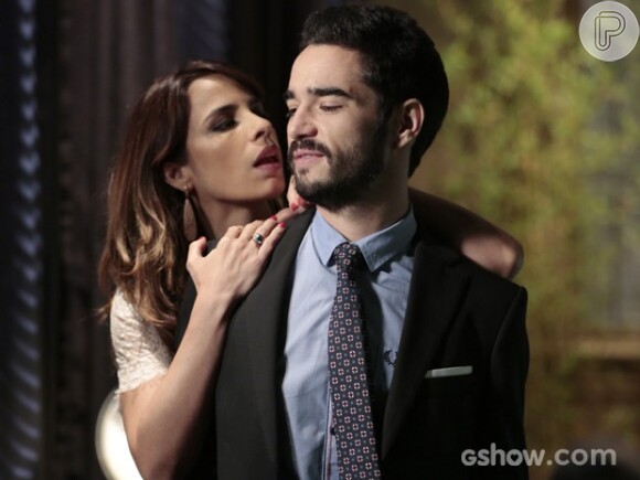 Danielle (Maria Ribeiro) dá bofetadas em Amanda (Adriana Birolli), após a designer de sapatos afirmar que beijou o filho do Comendador (Alexandre Nero)