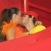 Isis beijou muito o namorado, Tom Rezende, durante o Carnaval