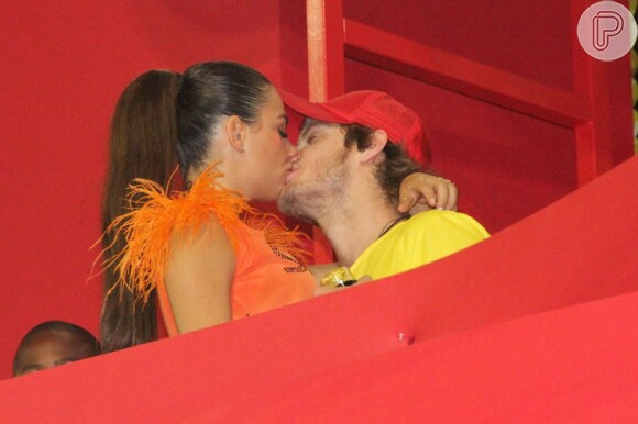 Isis beijou muito o namorado, Tom Rezende, durante o Carnaval