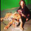 Para a campanha da marca Planet Girl de 2013, Isis fotografou com um tigre