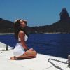 Bruna Marquezine faz pose em um iate enquanto aprecia a bela paisagem de Noronha