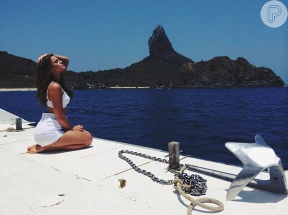 Bruna Marquezine faz pose em um iate enquanto aprecia a bela paisagem de Noronha