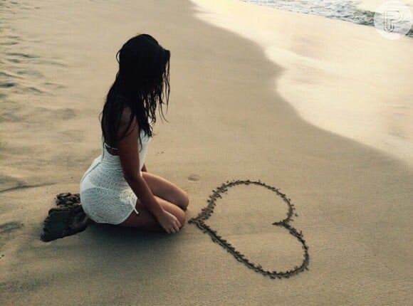 Bruna publicou no Instagram fotos onde aparece bem a vontade na praia