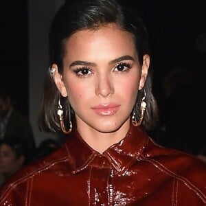 Bruna Marquezine completou produção com acessórios dourados e penteado estilo wet hair