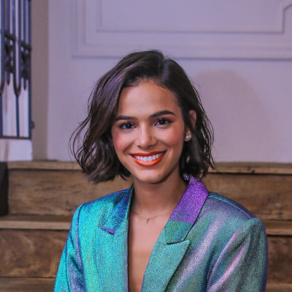 'Tem que emagrecer, tem que colocar silicone... Não tenho que colocar silicone. As pessoas tem que entender o que é um peito natural', disse Bruna Marquezine