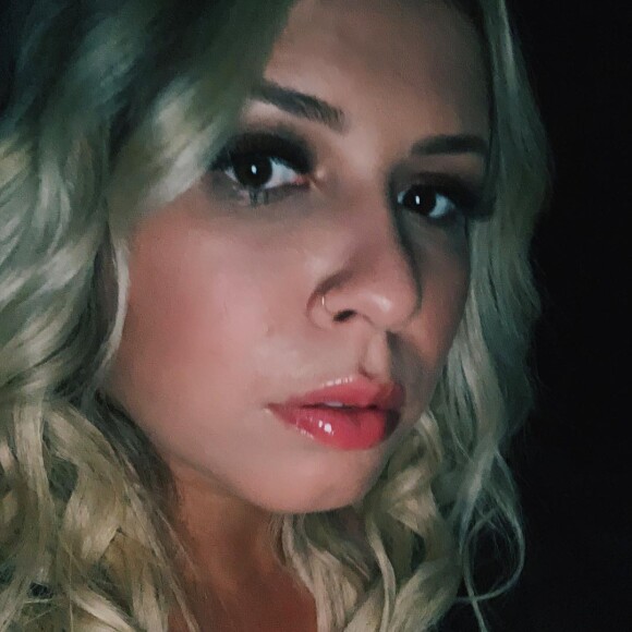 Eliana Martins ressalta qualidade do método microemborrachada: 'É rápida e eu consigo dar a garantia a minha cliente que ela pode entrar na piscina, pode deixar o cabelo secar natural, escovar, fazer progressiva e qualquer tipo de química que o mega-hair não vai sair e nem danificar o cabelo dela'