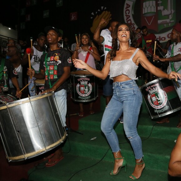 Juliana Paes vai desfilar à frente da bateria da Grande Rio em 2019