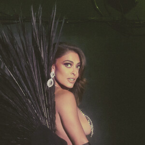 Juliana Paes apareceu em produções sexies no ensaio de pré-Carnaval
