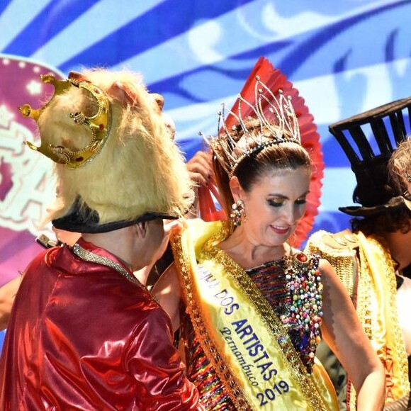 Antes, Fátima Bernardes foi coroada rainha do Baile dos Artistas