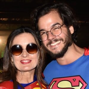 Fátima Bernardes e Túlio Gadêlha se vestiram de super-heróis em baile de pré-carnaval