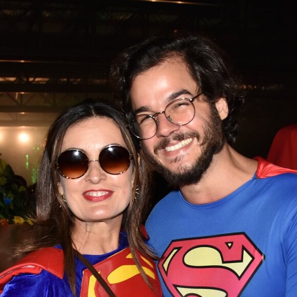 Fátima Bernardes e Túlio Gadêlha se vestiram de super-heróis em baile de pré-carnaval