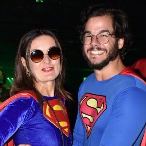 Fátima Bernardes e Túlio Gadêlha usaram roupa de Super-Girl e Super-Homem em baile de pré-carnaval