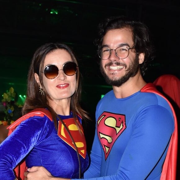 Fátima Bernardes e Túlio Gadêlha usaram roupa de Super-Girl e Super-Homem em baile de pré-carnaval