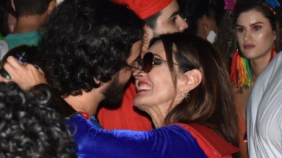 Fátima Bernardes e namorado se beijam em 2º baile de pré-carnaval na mesma noite